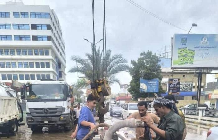 مياه
      الأمطار
      تغمر
      شوارع
      عدن