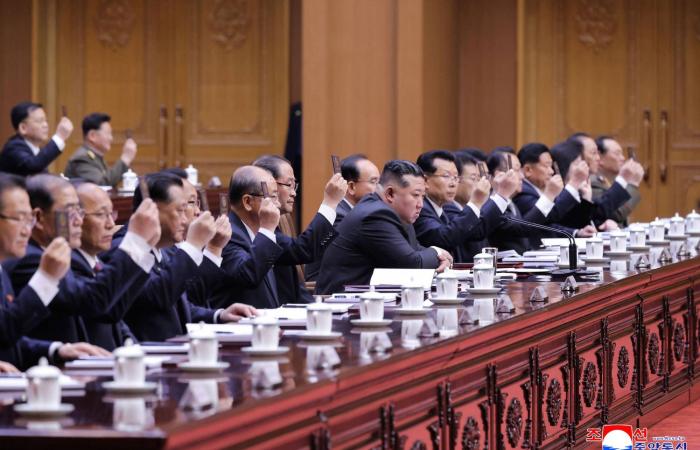 إعادة
      انتخاب
      كيم
      جونغ
      أون
      رئيساً
      لشؤون
      الدولة
      في
      كوريا
      الشمالية