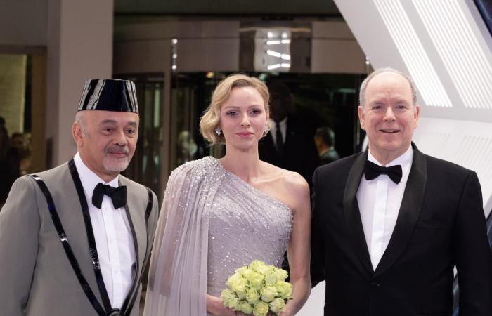 كيتي سبنسر تتألق بفستان من القرن الثامن عشر في موناكو