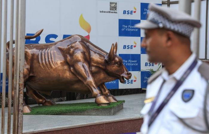 السعودية
      تُعلق
      الشروط
      الملاحية
      لـ30
      يوماً
      دعماً
      لتدفق
      الأعمال
      البحرية
      في
      الخليج