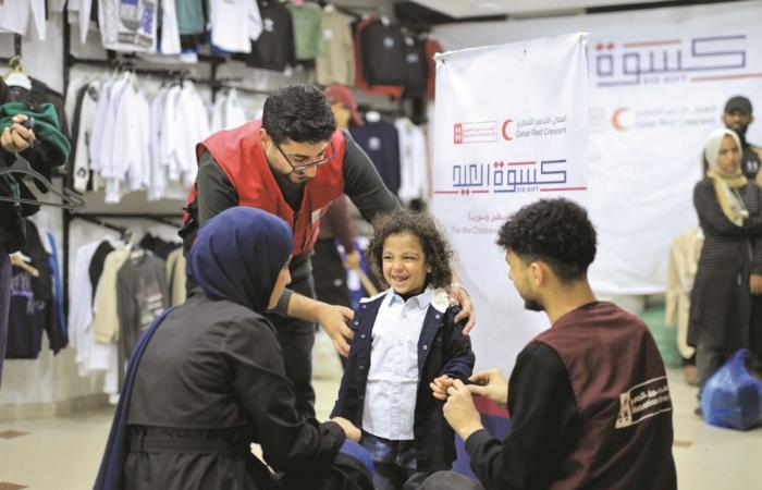 «التعليم فوق الجميع» توزع الملابس على أطفال غزة