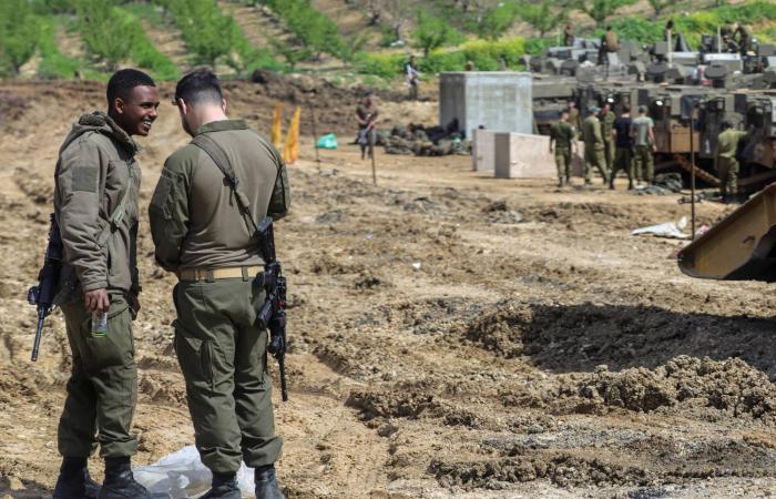 عقب
      إزالة
      الألغام...
      أهالي
      «الشيوخ»
      قرب
      «عين
      العرب»
      ينهون
      نزوح
      12
      عاماً