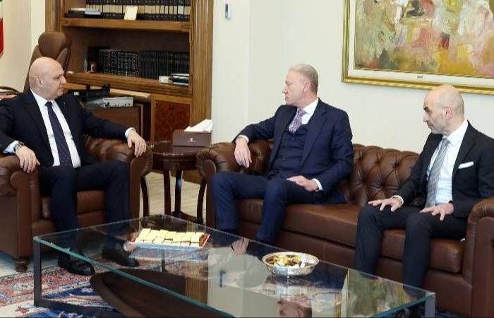 لبنان
      يطرد
      السفير
      الإيراني
      ولا
      يقطع
      العلاقات
      مع
      طهران