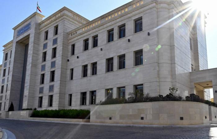 لبنان
      يطرد
      السفير
      الإيراني
      ولا
      يقطع
      العلاقات
      مع
      طهران