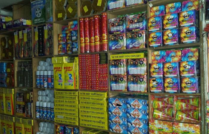 تجار
      حوثيون
      يغرقون
      صنعاء
      بأصناف
      من
      الألعاب
      النارية
      الخطرة