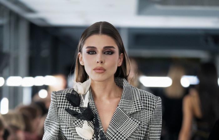 عبير سطوحي.. مصممة أزياء تدمج الثقافة اللبنانية بالموضة العالمية في باريس