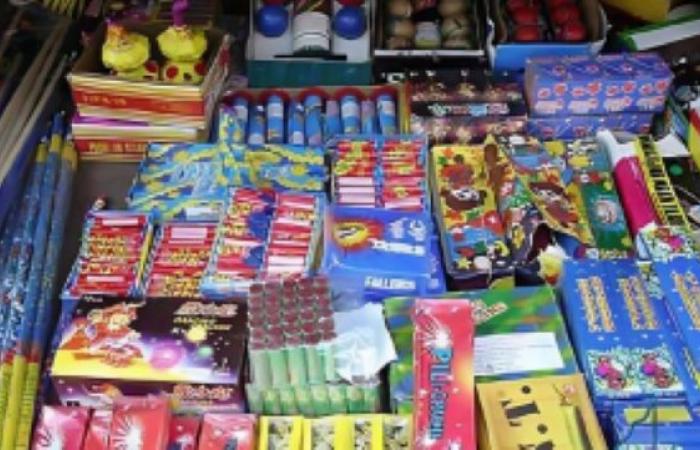 تجار
      حوثيون
      يغرقون
      صنعاء
      بأصناف
      من
      الألعاب
      النارية
      الخطرة