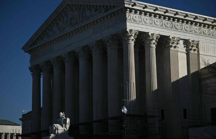 «العليا»
      الأميركية
      تنظر
      في
      طلب
      ترمب
      رفض
      لجوء
      المهاجرين