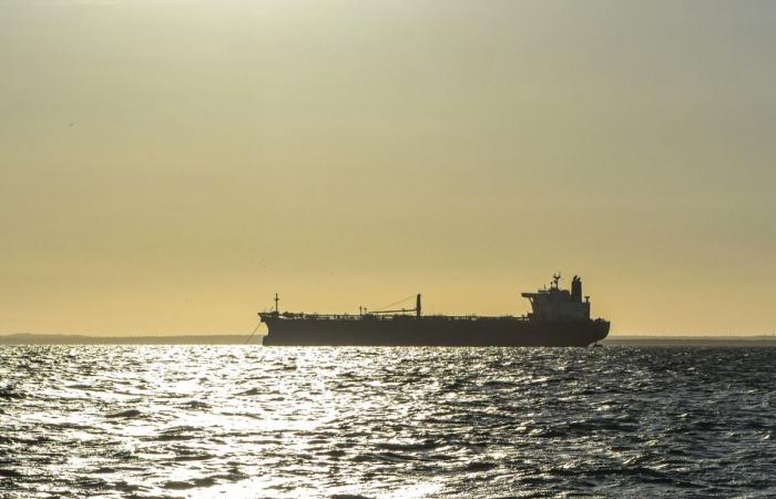 بلومبرغ: إيران تفرض مليوني دولار على بعض السفن لتأمين مرورها عبر مضيق هرمز