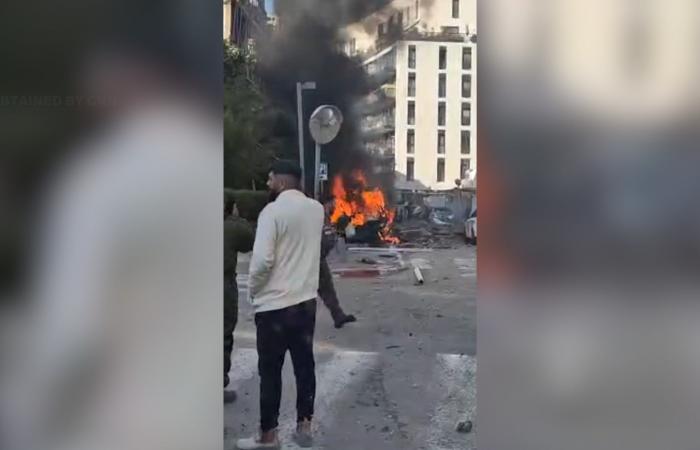 نيران مشتعلة وحطام متناثر.. صواريخ إيرانية تُلحق أضرارًا بسيارات ومبانٍ في تل أبيب