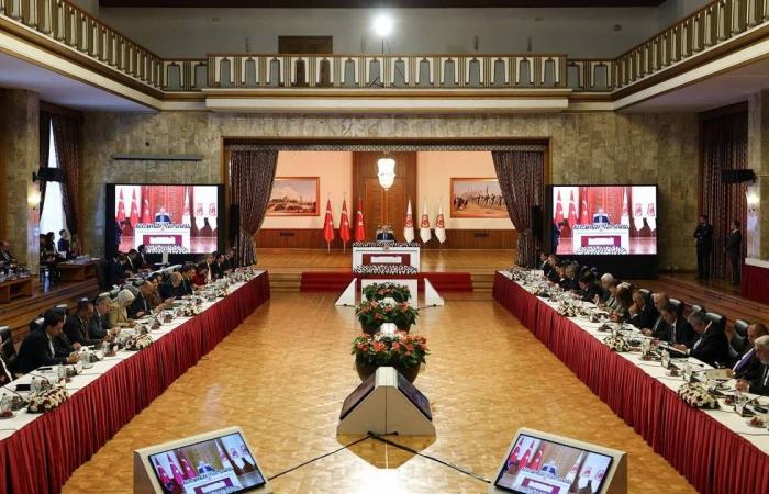 تركيا:
      صدام
      بين
      القوميين
      حول
      «السلام»
      مع
      الأكراد