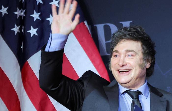 رسو
      أولى
      سفن
      أسطول
      المساعدات
      لكوبا
      في
      هافانا