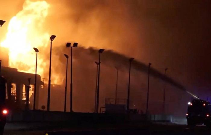 خادم
      الحرمين
      يتلقى
      رسالة
      خطية
      من
      سلطان
      عُمان
      تتعلق
      بالعلاقات
      الثنائية