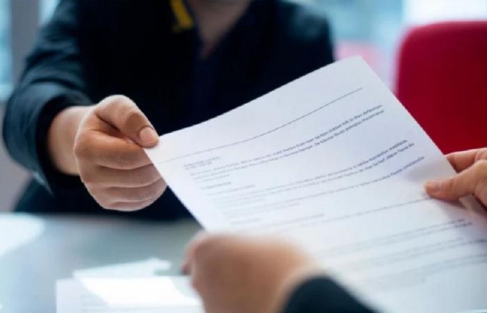 وزارة العمل توضح شروط تغيير جهة العمل للمقيمين والإجراءات وآلية التقديم