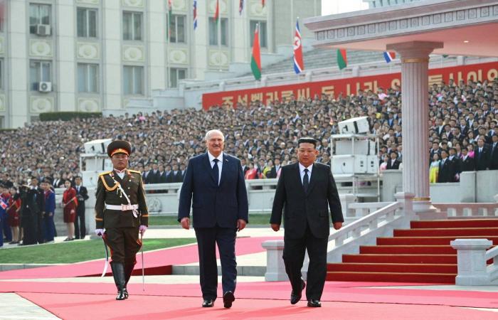 كيم
      يلتقي
      لوكاشينكو...
      استقبال
      حار
      لحليف
      بوتين
      في
      بيونغ
      يانغ