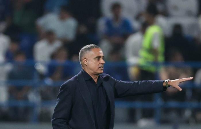 «وكلاء
      الأندية»
      يتربصون
      بمواهب
      الفتح...
      والنادي
      «مكتوف
      اليدين»