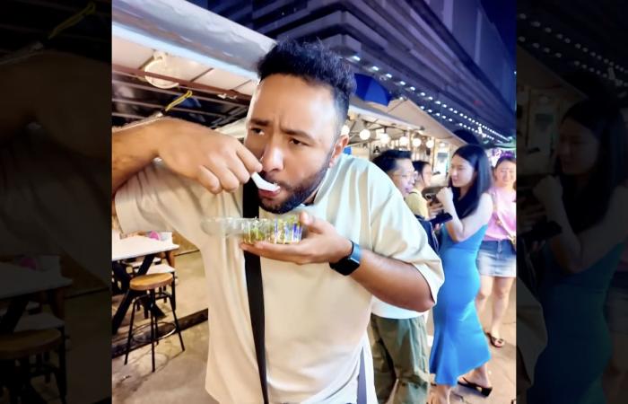 لا يزال يقفز.. مصري يجرّب طبق "الروبيان الراقص" في تايلاند