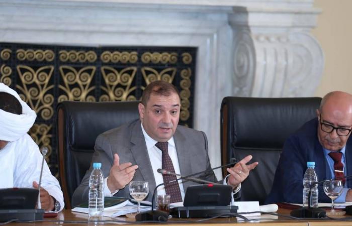 البرلمان
      الجزائري
      يصادق
      بالإجماع
      على
      التعديلات
      الدستورية
      «التقنية»