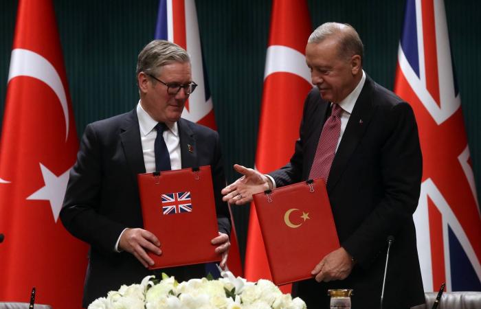 بريطانيا
      وتركيا
      توقعان
      اتفاقاً
      مليارياً
      في
      مجال
      الدفاع
      الجوي