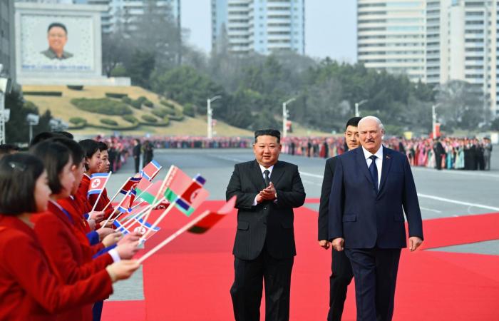 كيم
      يلتقي
      لوكاشينكو...
      استقبال
      حار
      لحليف
      بوتين
      في
      بيونغ
      يانغ