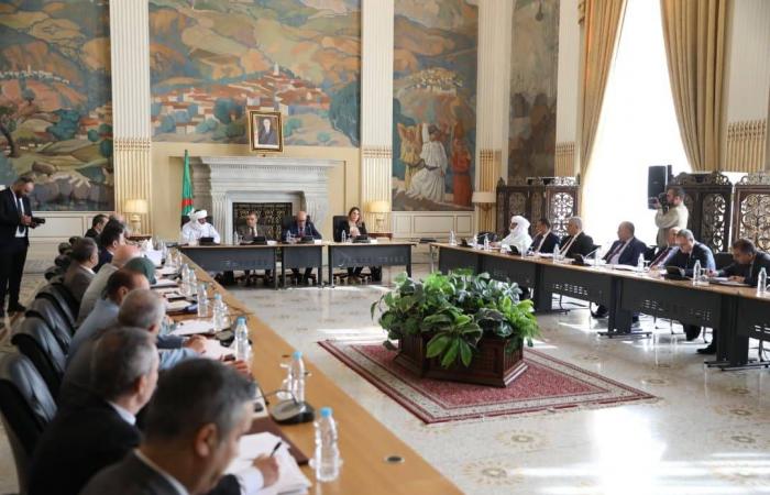 البرلمان
      الجزائري
      يصادق
      بالإجماع
      على
      التعديلات
      الدستورية
      «التقنية»