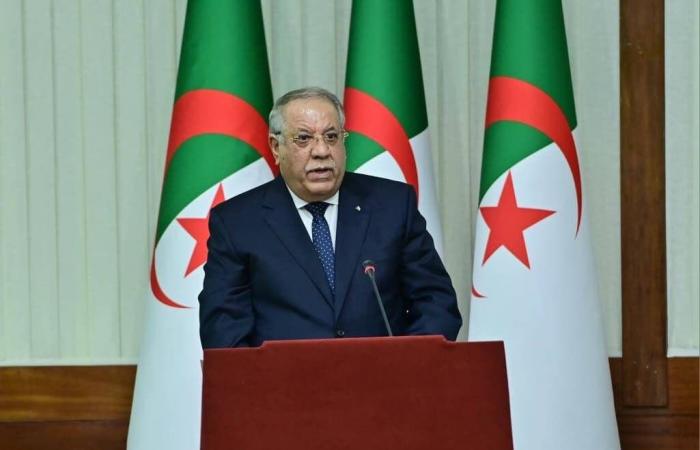 البرلمان
      الجزائري
      يصادق
      بالإجماع
      على
      التعديلات
      الدستورية
      «التقنية»