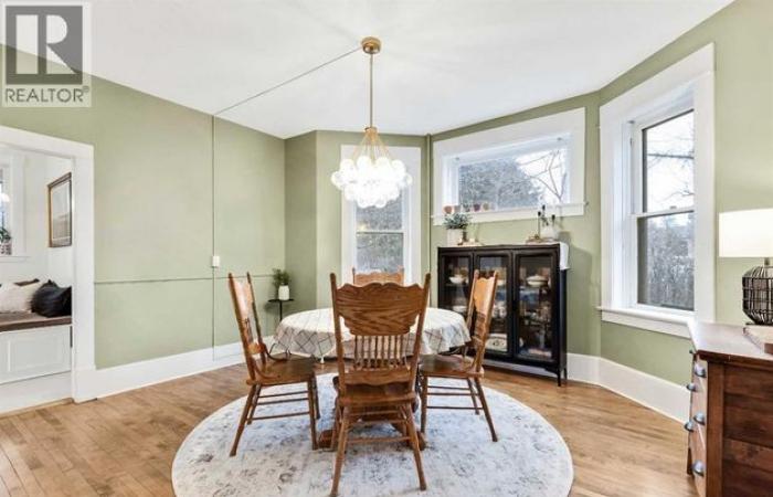 عرض
      منزل
      طفولة
      رئيس
      وزراء
      كندي
      سابق
      للبيع
      مقابل
      830
      ألف
      دولار
      (صور)