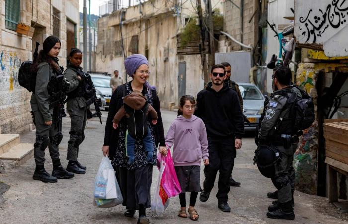 الجيش
      الإسرائيلي
      يتراجع
      عن
      موقفه
      ويرحّل
      عشرات
      الألوف
      من
      الشمال