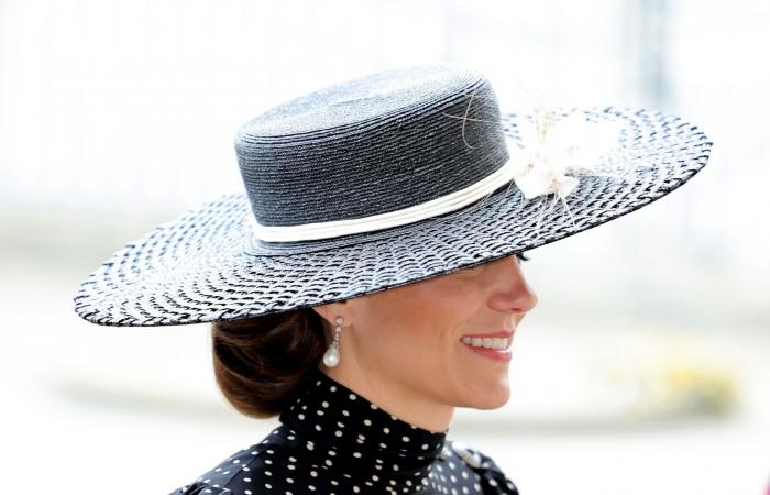 ممسكة بقبّعتها طوال الوقت.. الرياح "تربك" كيت ميدلتون في بريطانيا