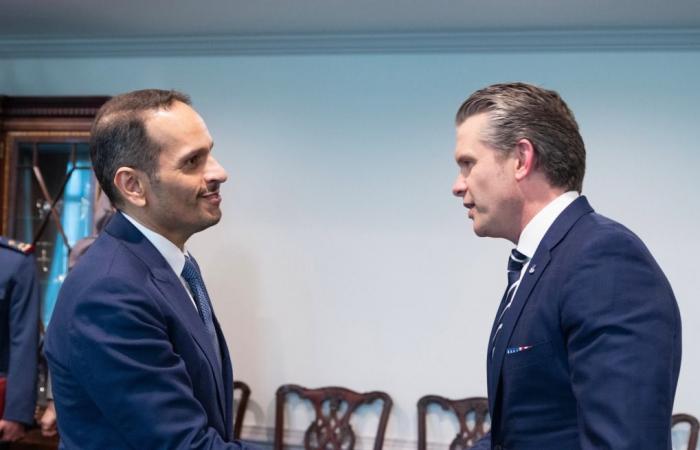 رئيس مجلس الوزراء وزير الخارجية يجتمع مع وزير الحرب الأمريكي