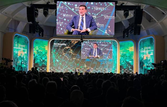 الرميان:
      «صندوق
      الاستثمارات»
      يرسّخ
      استراتيجية
      طويلة
      الأجل
      ويستعد
      لمرحلة
      جديدة