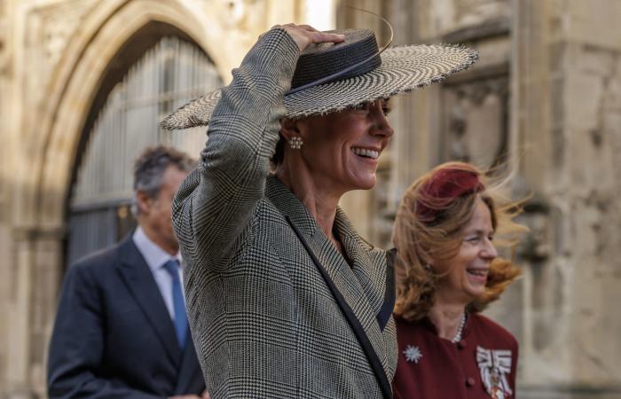 ممسكة بقبّعتها طوال الوقت.. الرياح "تربك" كيت ميدلتون في بريطانيا