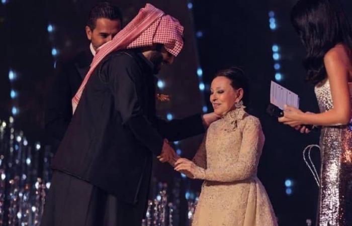 «صورة
      مزيفة»
      تعيد
      الفنانة
      نجاة
      الصغيرة
      للواجهة