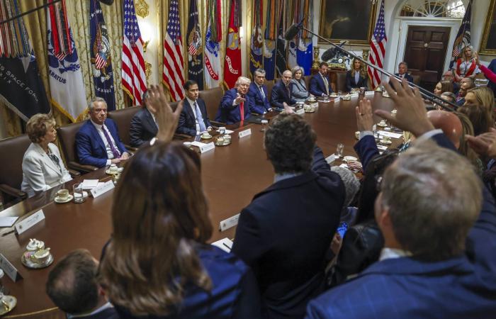 المتشددون
      الإيرانيون
      يكثّفون
      دعواتهم
      لامتلاك
      قنبلة
      نووية