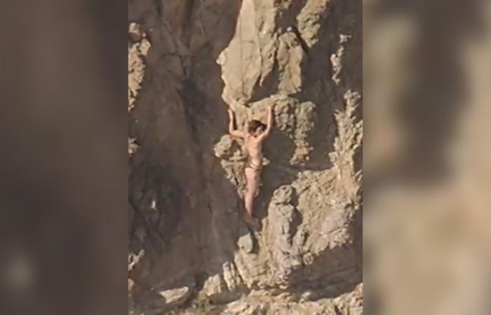 عثروا عليها متشبثة بحافة الصخور.. إنقاذ امرأة جرفها مد البحر أثناء سباحتها