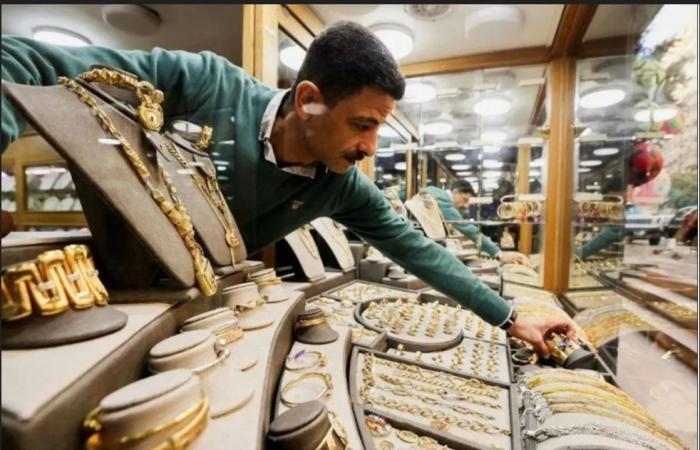 مصريون
      مُقبلون
      على
      «الخطوبة»
      يتحايلون
      لتفادي
      ارتفاع
      أسعار
      «الشبكة»