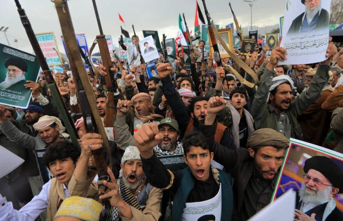 الحوثيون يهددون بدخول الحرب دعما لإيران وإغلاق مضيق باب المندب في هذه الحالة