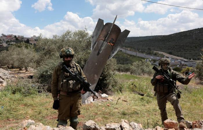 شظايا
      ضخمة
      من
      الصواريخ
      الإيرانية
      تتناثر
      في
      إسرائيل
      والضفة
      الغربية
      (صور)