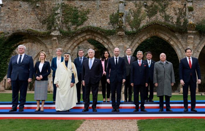 «السبع»
      تُشدد
      على
      حرية
      الملاحة
      في
      «هرمز»