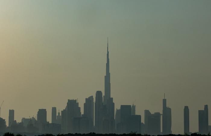 ومضات البرق أعلى برج خليفة تخطف الأنظار وسط التقلبات الجوية