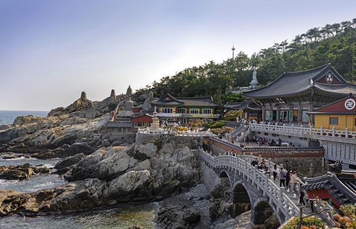 معبد على حافة البحر.. لم يتهافت الزوار على "قصر التنين" في كوريا الجنوبية؟