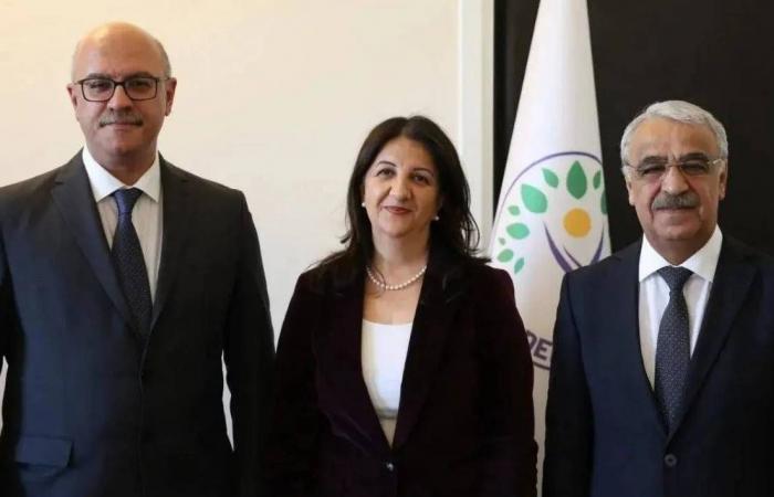 تركيا:
      «وفد
      إيمرالي»
      يزور
      أوجلان
      في
      ظل
      غموض
      حول
      مسار
      «السلام»