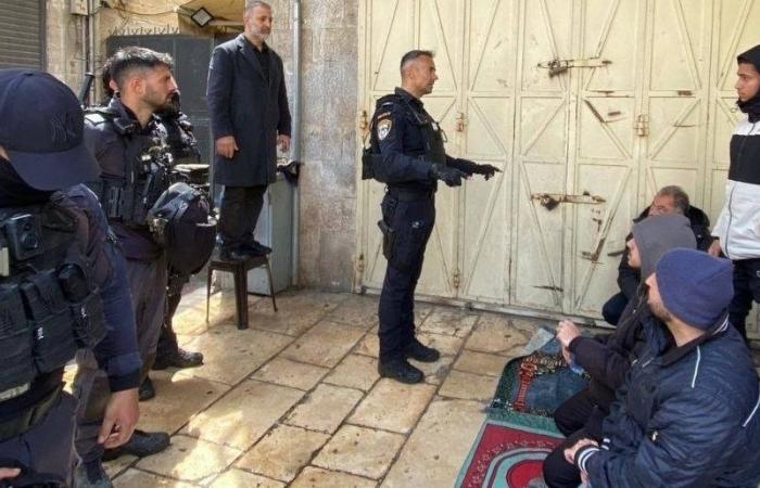 للجمعة الرابعة.. الاحتلال يمنع الصلاة في الأقصى ويفرق مصلين بمحيطه