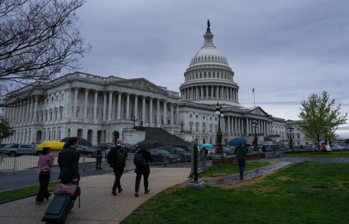 وزارة
      الأمن
      الداخلي
      الأميركية
      على
      سكة
      التمويل…
      بلا
      «آيس»