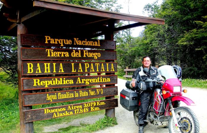 عمره 77 عامًا.. ناجٍ من أزمة قلبية يجوب العالم على دراجة نارية