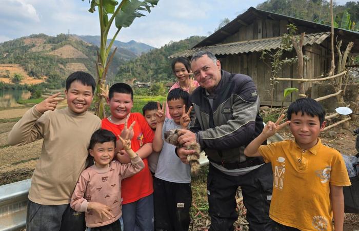 عمره 77 عامًا.. ناجٍ من أزمة قلبية يجوب العالم على دراجة نارية