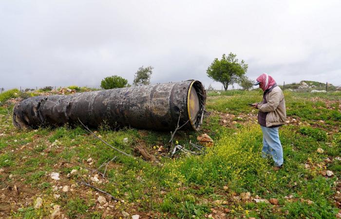 شظايا
      ضخمة
      من
      الصواريخ
      الإيرانية
      تتناثر
      في
      إسرائيل
      والضفة
      الغربية
      (صور)