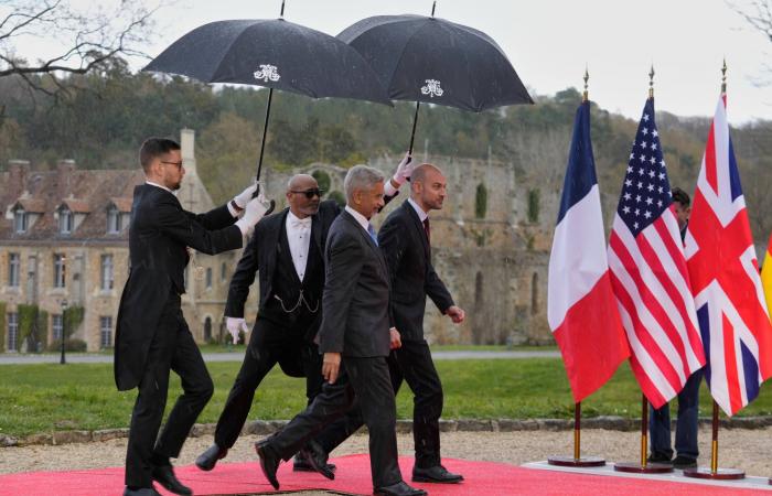 وزيرة
      القوات
      المسلحة
      الفرنسية:
      حرب
      الشرق
      الأوسط
      «ليست
      حربنا»