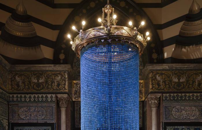 ثريا
      العيون
      الزرقاء
      في
      متحف
      «ليتون
      هاوس»
      بلندن:
      تعويذة
      ضد
      العنف
      والمحو