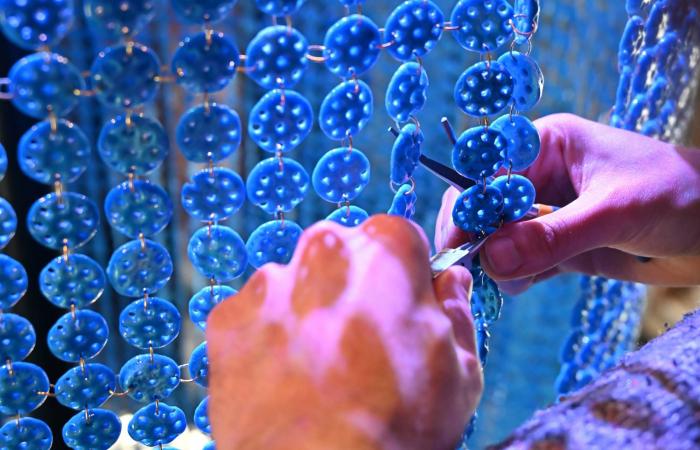 ثريا
      العيون
      الزرقاء
      في
      متحف
      «ليتون
      هاوس»
      بلندن:
      تعويذة
      ضد
      العنف
      والمحو